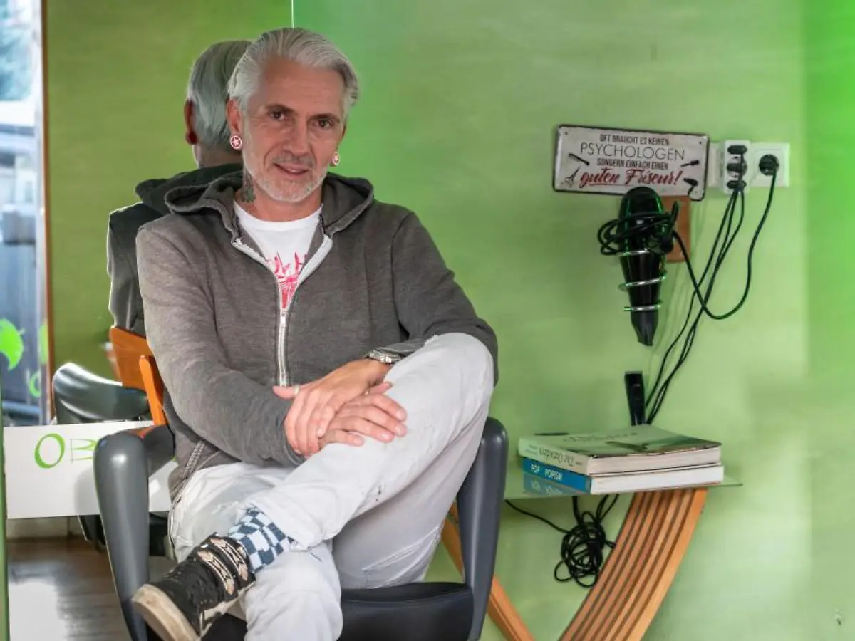 Friseur-Oliver-Merbach-sitzt-in-seinem-geschlossenen-Salon