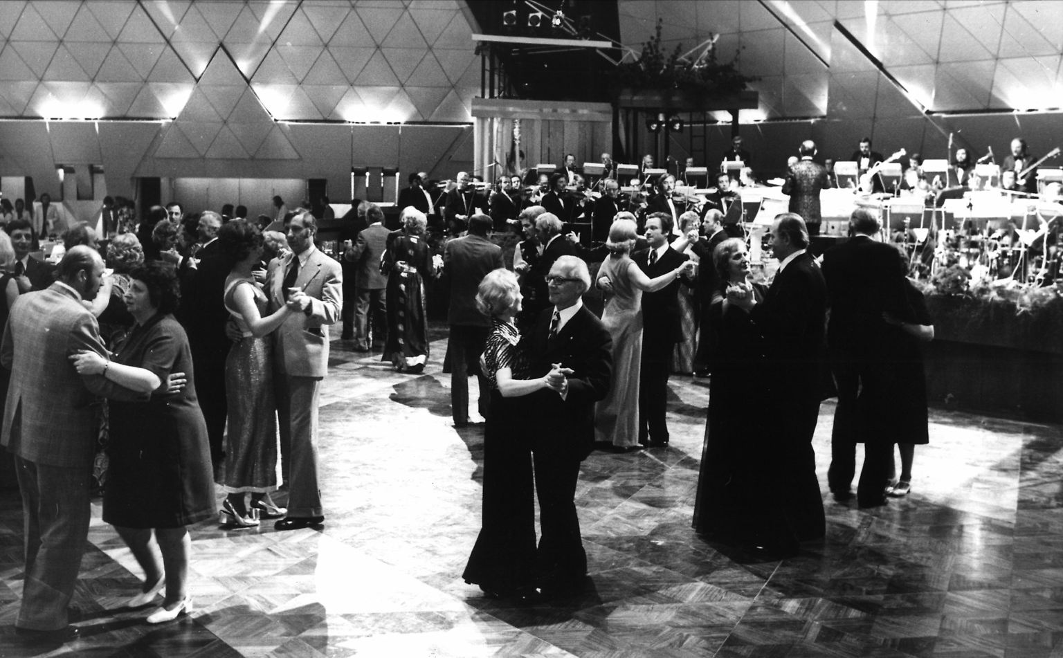 Das mächtigste Paar der DDR, Erich und Margot Honecker, tanzte zu Walzerklängen: ...