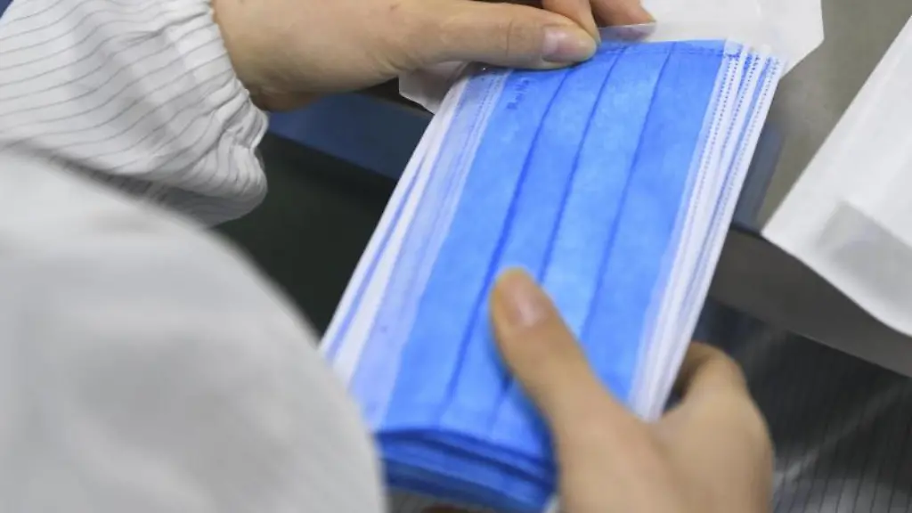 Ein-Mitarbeiter-verpackt-Mundschutz-Masken