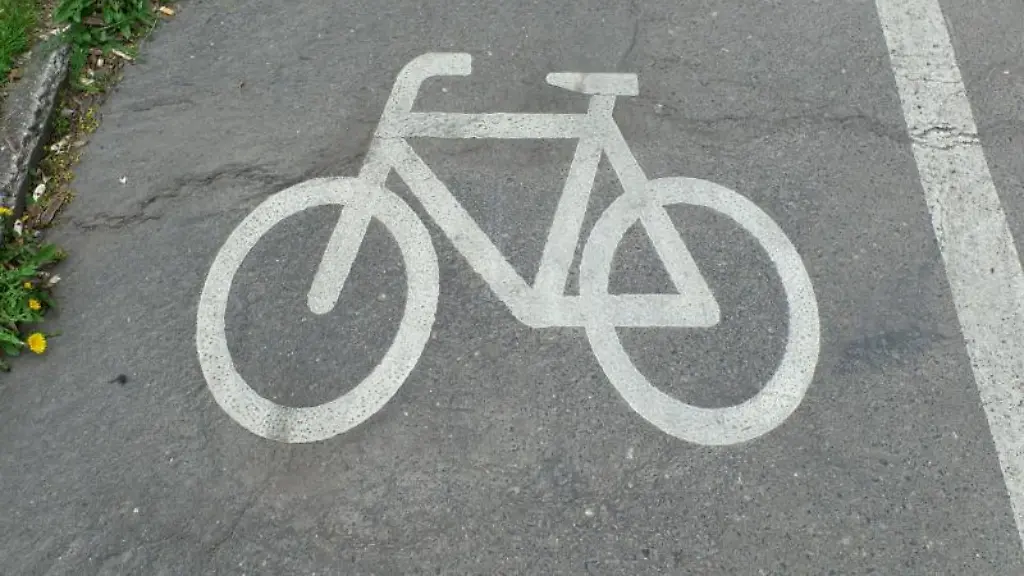 Ein-Fahrradsymbol-weist-Radfahrern-die-Benutzung-des-Radweges-an