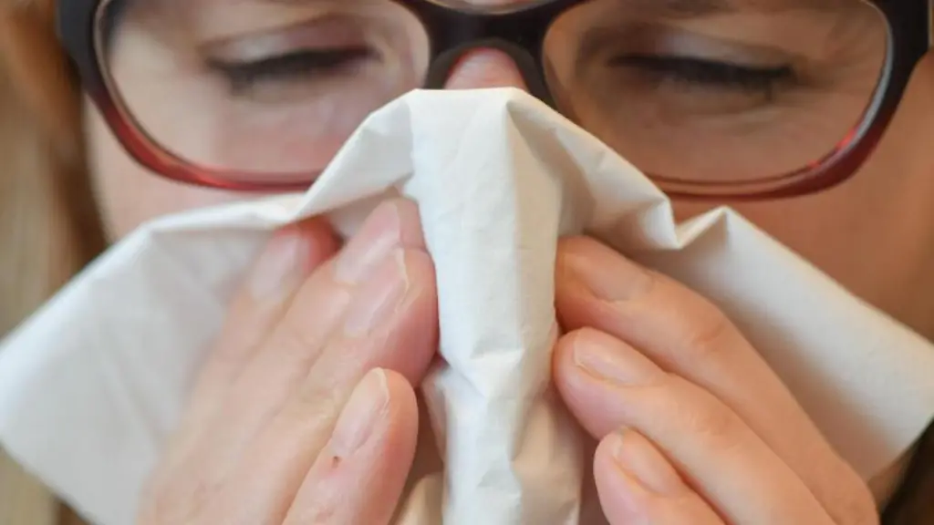 Eine-Frau-putzt-sich-die-Nase