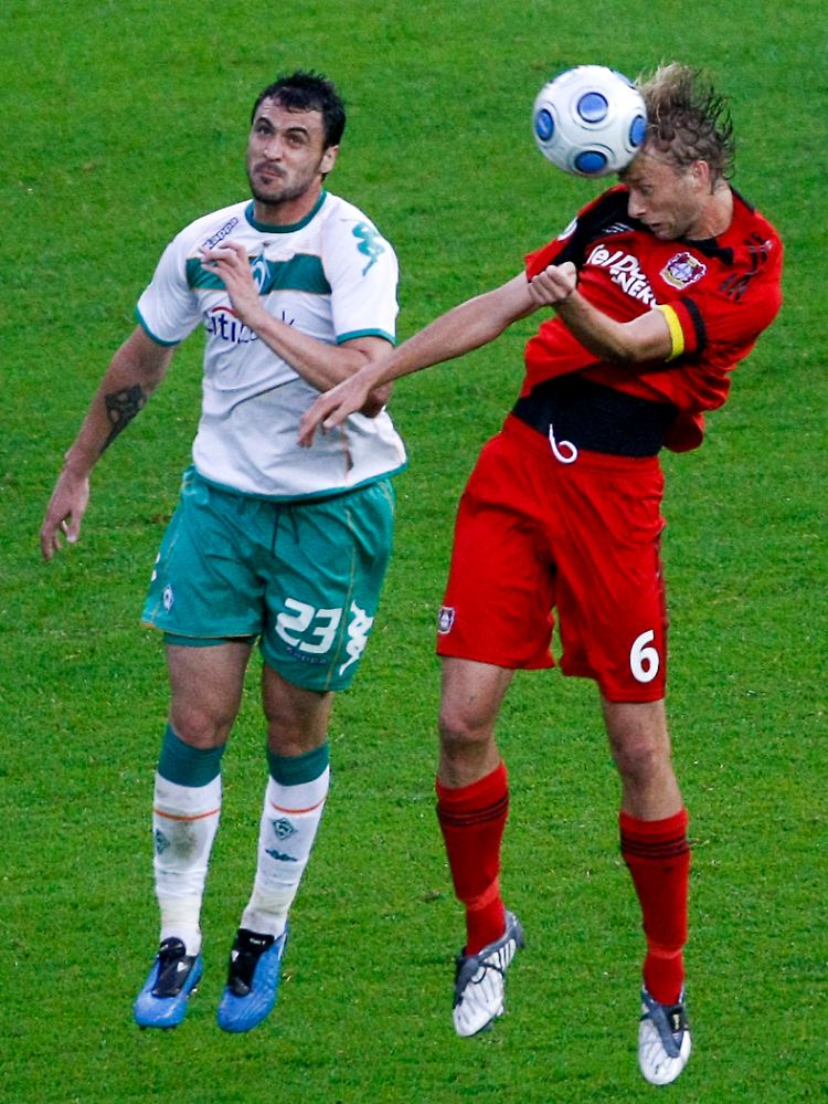 Zwei Köpfe, ein Ball: Bremens Hugo Almeida, links, und der Leverkusener Kapitän Simon Rolfes.