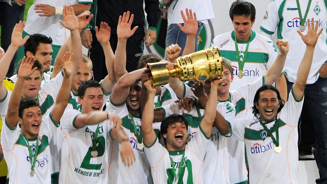 Sie haben den Pokal: Diego und seine Bremer Kollegen.