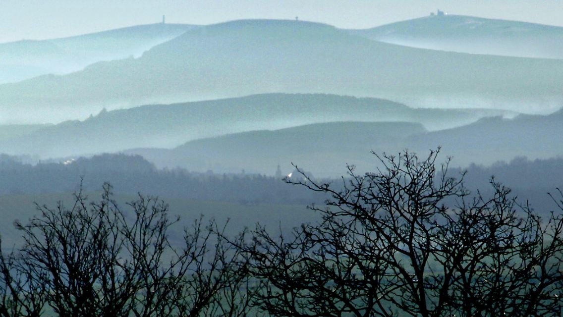 Schöne Wanderer-Aussicht: Die Kammlagen des Erzgebirges bei Marienberg zeigen die Berggipfel Keilberg, Pöhlberg und Fichtelberg (v.l.), die aus den nebligen Tälern herausragen.