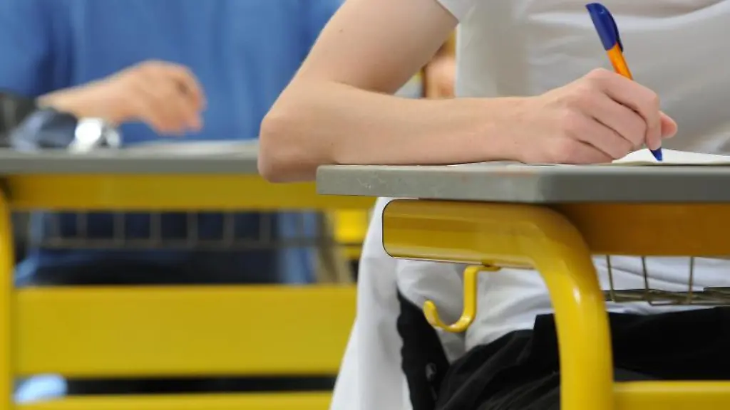 Abiturienten-eines-Gymnasiums-schreiben-ihre-Abiturpruefung