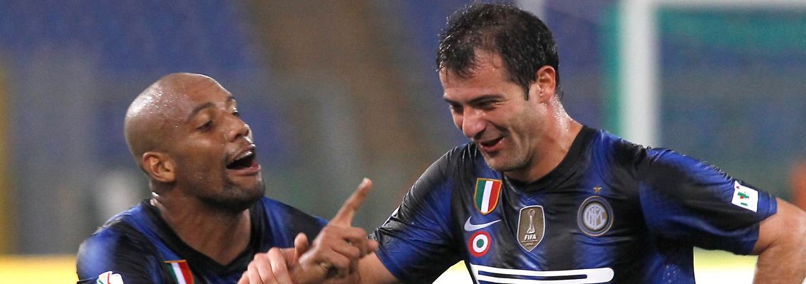 Tor des Abends: Dejan Stankovic, rechts, feiert mit dem Kollegen Maicon.