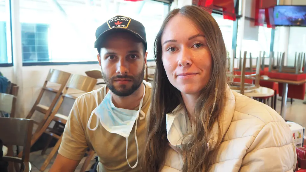 Isabell-Kronenberger-und-ihr-Freund-werden-von-einer-Maschine-der-Bundesregierung-von-Argentinien-zurueck-nach-Deutschland-geflogen