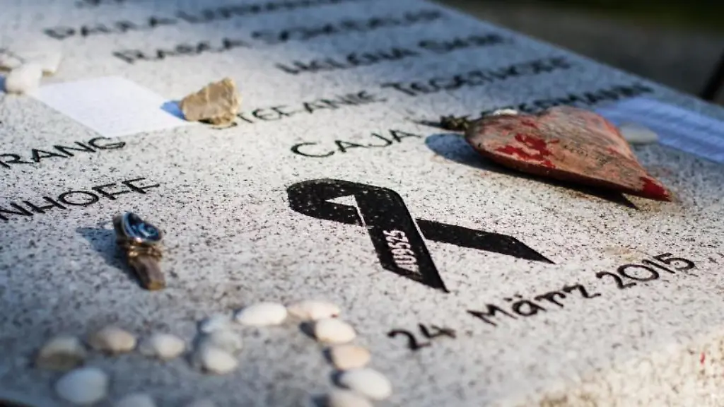 Eine-schwarze-Schleife-mit-der-Flugnummer-4U9525-ist-an-der-Gedenkstaette-in-Stein-gemeisselt