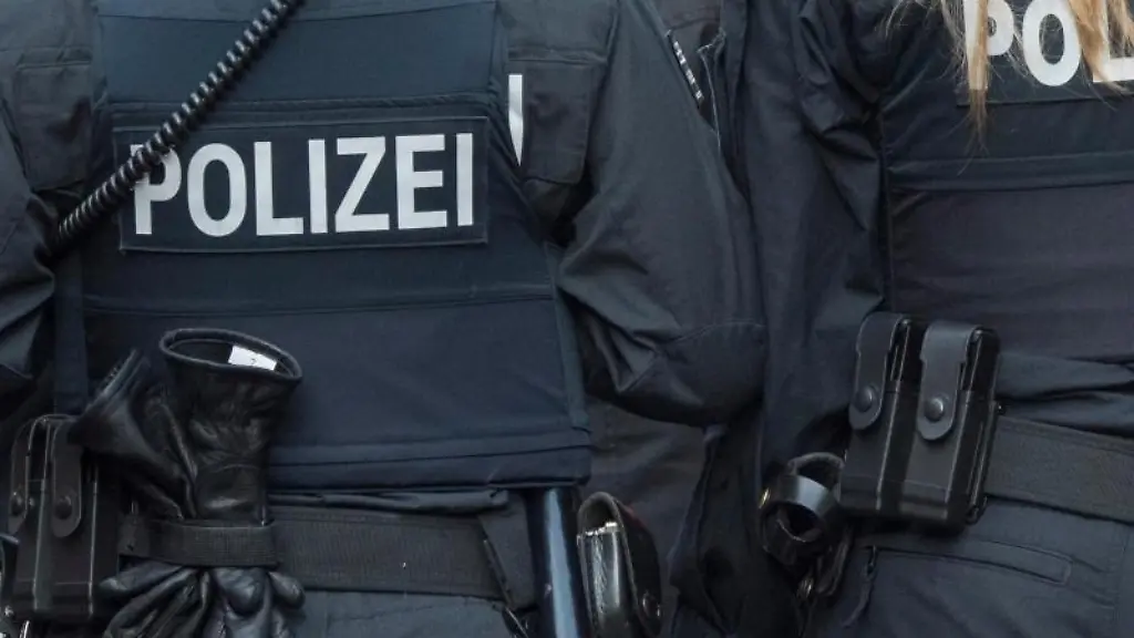 Zwei-Polizisten-gehen-Streife