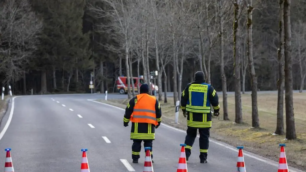 Feuerwehrleute-sperren-die-Strasse-einen-Kilometer-vor-Neustadt-am-Rennsteig