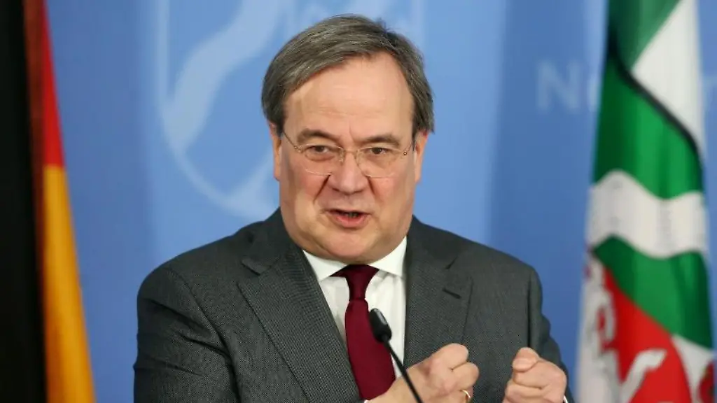 NRWs-Ministerpraesident-Armin-Laschet-CDU-beantwortet-waehrend-des-Pressebriefings-Fragen-der-Journalisten