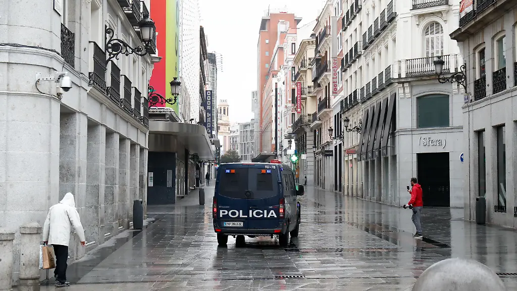 Die-Nationalpolizei-patrouilliert-die-Strassen-Madrids