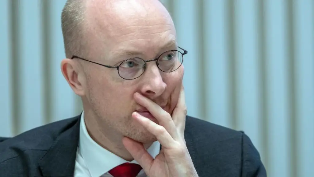 Christian-Pegel-SPD-Digitalisierungsminister-von-Mecklenburg-Vorpommern-schaut-in-die-Runde