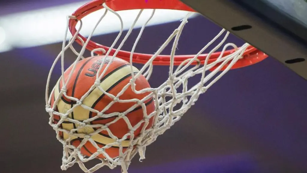 Ein-Basketball-faellt-in-den-Basketballkorb