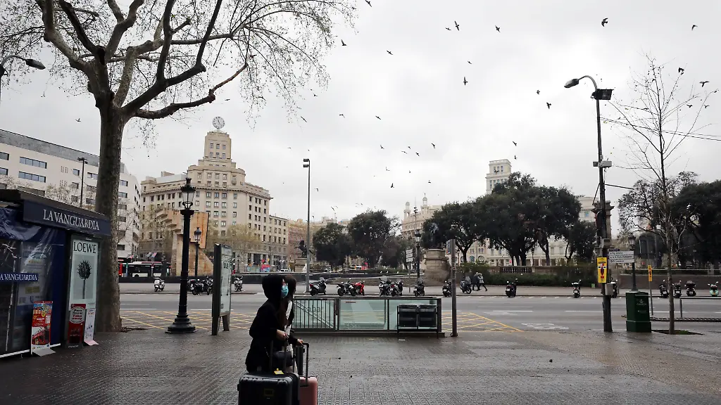 Die-fast-menschenleeren-Plaetze-Barcelonas-ziehen-derzeit-nicht-nur-Voegel-an