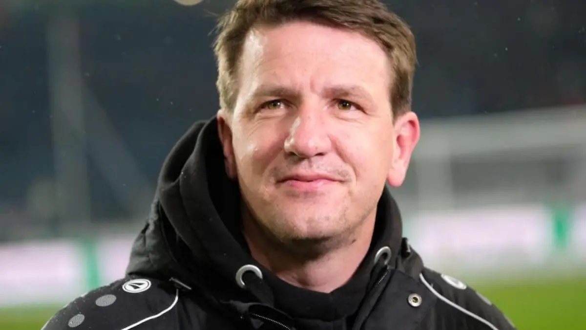 Daniel-Stendel-ehemaliger-Trainer-von-Hannover-96-vor-dem-Spiel-in-der-Arena