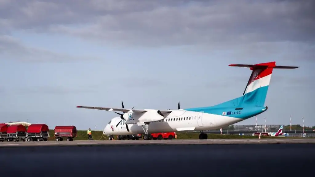 Eine-Maschine-der-Fluggesellschaft-Luxair-aus-Luxsemburg-am-Flughafen-Hamburg