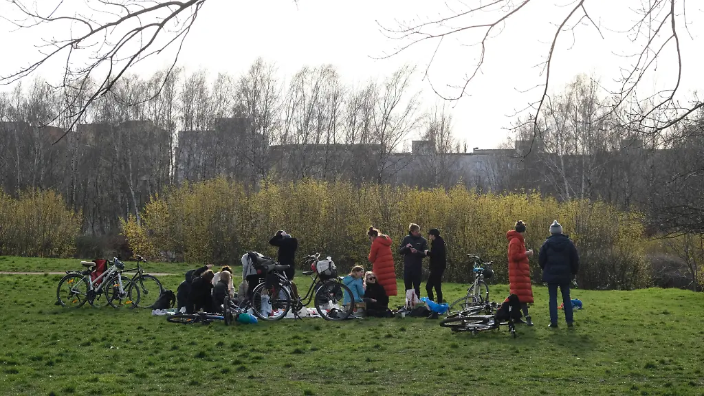 Das-schoene-Wetter-lockt-auch-Gruppen-nach-draussen-Der-Mindestabstand-wird-hier-nicht-eingehalten