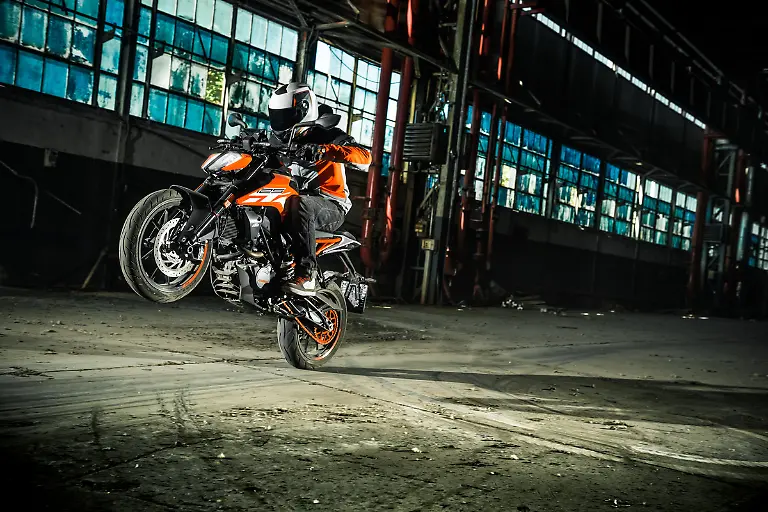 152648-KTM-125-DUKE-MY-2017