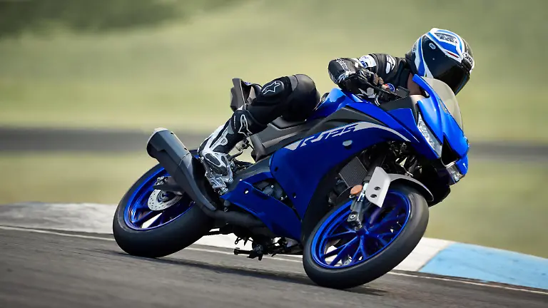 2020-Yamaha-YZF-R125-EU-Icon-Blue-Action-001-03