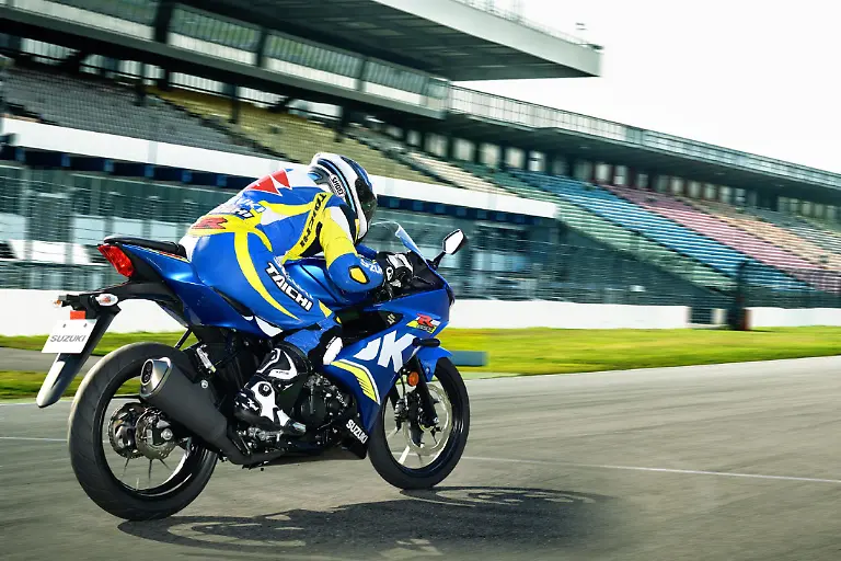 GSX-R125AL8-Action-3