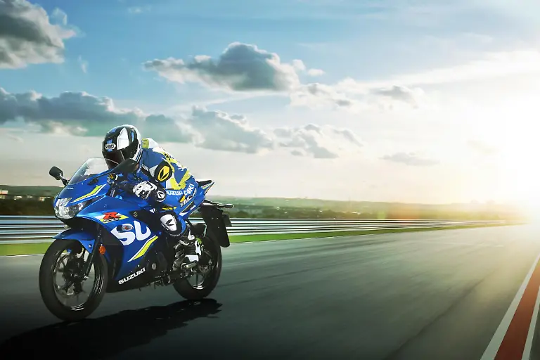 GSX-R125AL8-Action-1