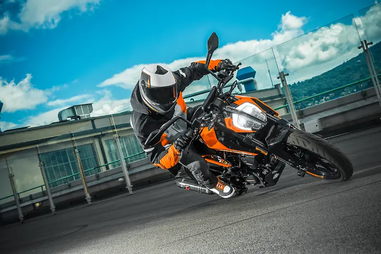 152656-KTM-125-DUKE-MY-2017
