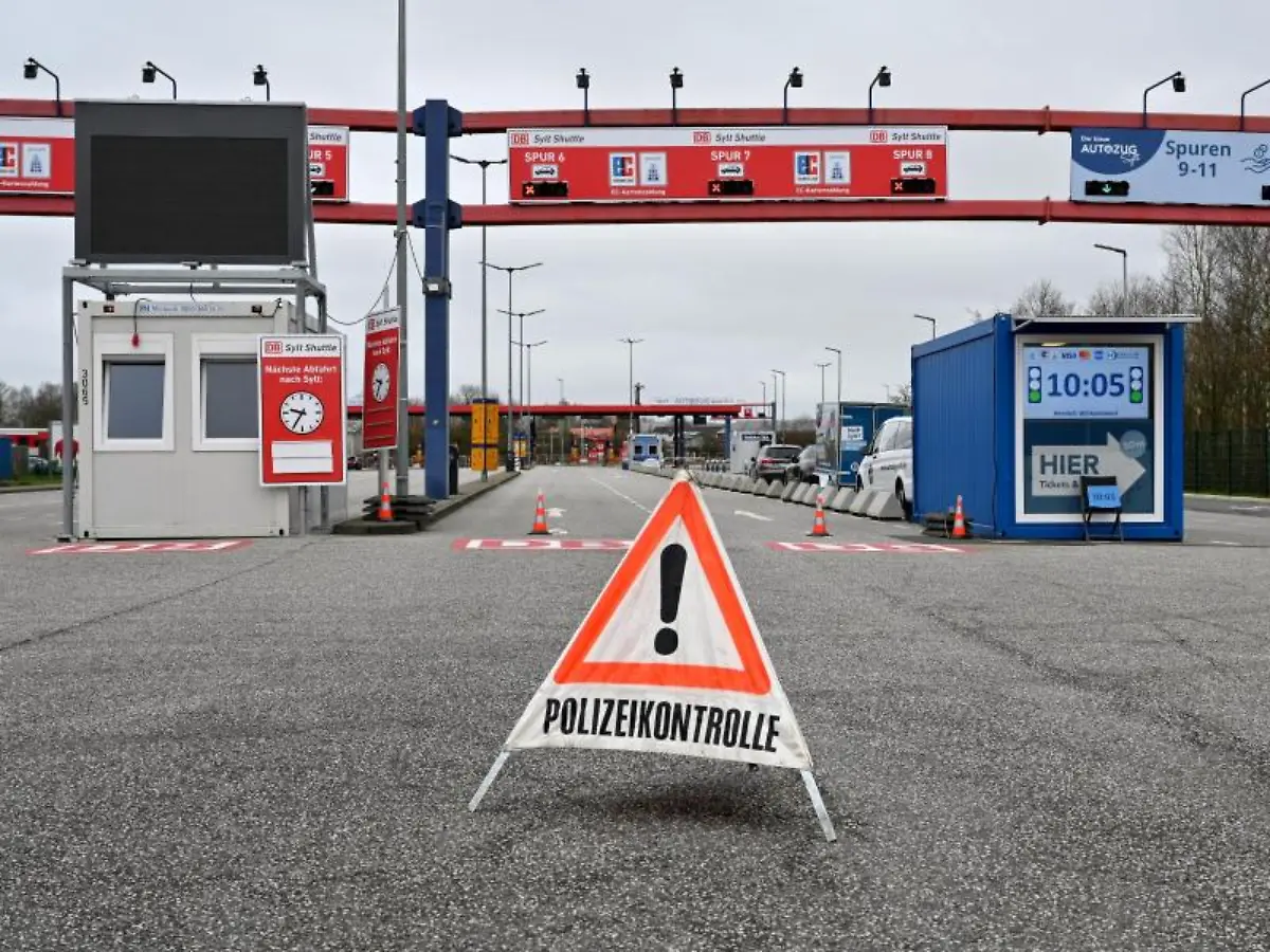 Polizeikontrolle-an-der-Einfahrt-zur-Verladestation-nach-Sylt