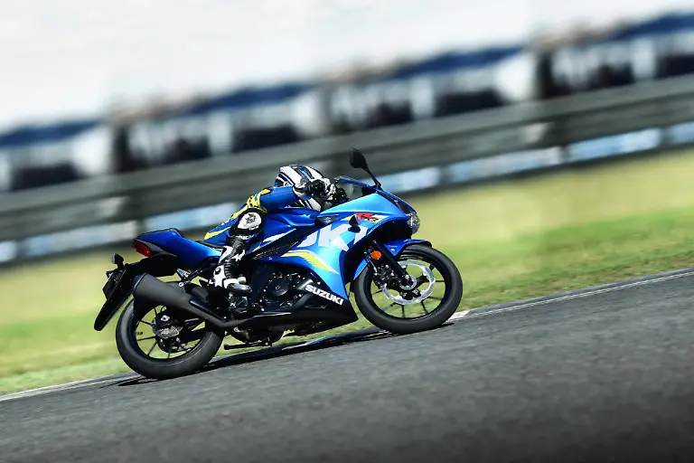 GSX-R125AL8-Action-2