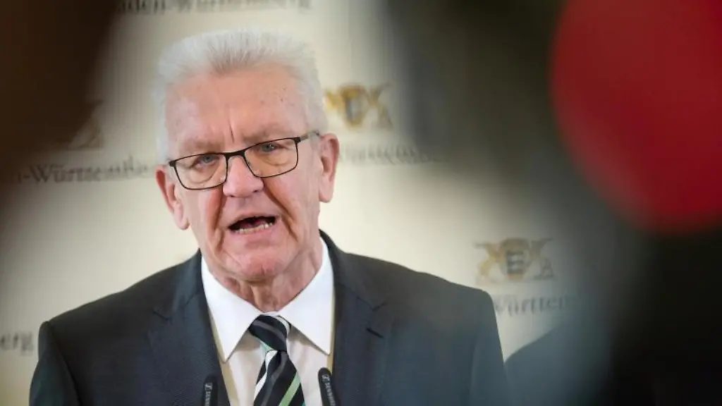 Winfried-Kretschmann-Ministerpraesident-von-Baden-Wuerttemberg-spricht-bei-einer-Pressekonferenz