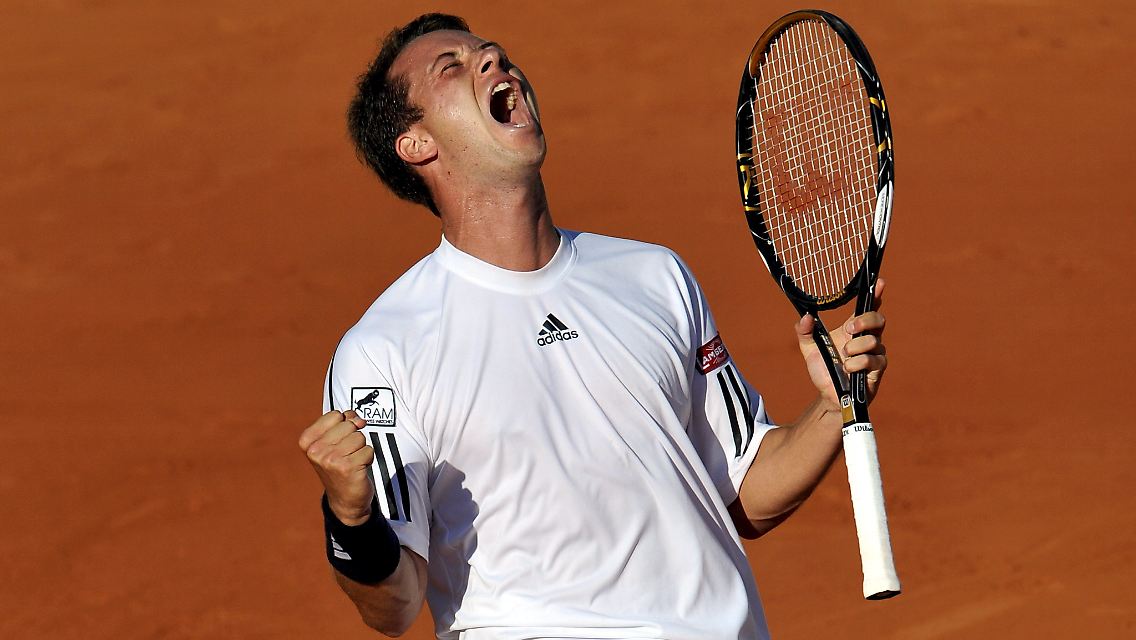 Spiel, Satz und Schrei: Philipp Kohlschreiber feiert den Sieg über Novak Djokovic.