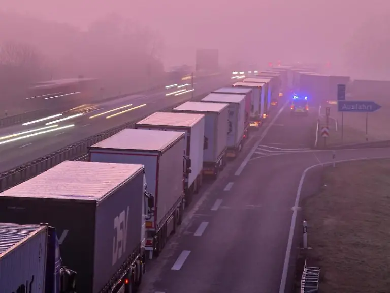 Lkw-stauen-sich-vor-dem-deutsch-polnischen-Grenzuebergang