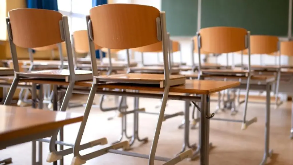 Ein-leeres-Klassenzimmer