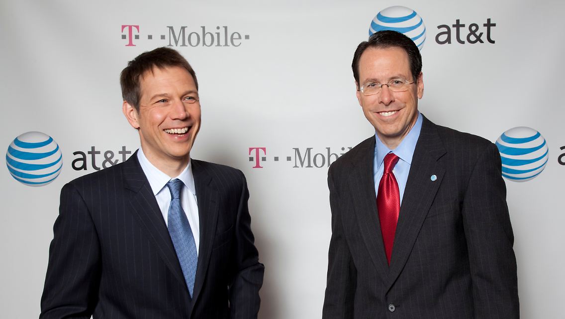AT&T-Chef Stephenson (r.) hat gute Laune: Die Quartalszahlen des Konzerns stimmen.