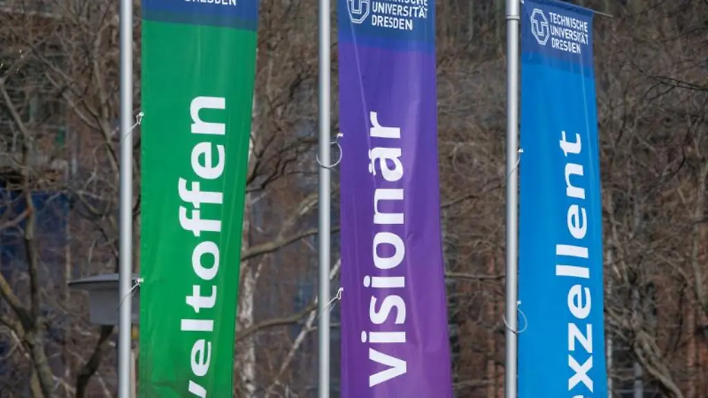 Drei-Flaggen-der-Technischen-Universitaet-Dresden-wehen-auf-dem-Campus-im-Wind