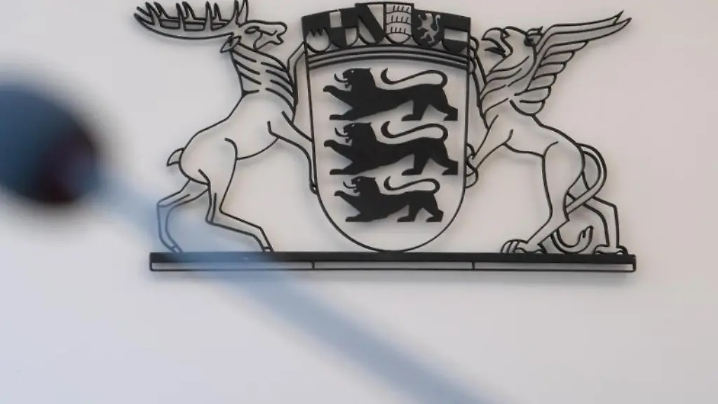 Das-grosse-Landeswappen-von-Baden-Wuerttemberg-haengt-in-einem-Gerichtssaal-im-Gebaeude-des-Oberlandesgerichts