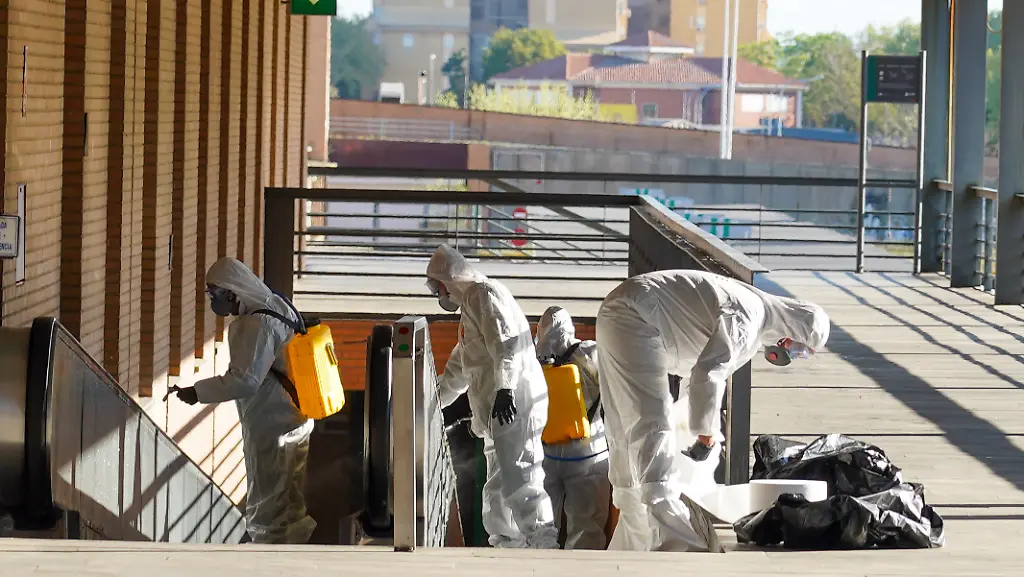 Der-Lockdown-In-Spanien-gilt-er-schon-nur-mit-wichtigen-Gruenden-duerfen-Buerger-auf-die-Strasse-In-den-Grossstaedten-werden-oeffentliche-Gebaeude-desinfiziert