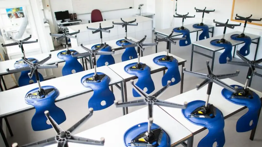 Ein-leeres-Klassenzimmer-in-einem-Gymnasium