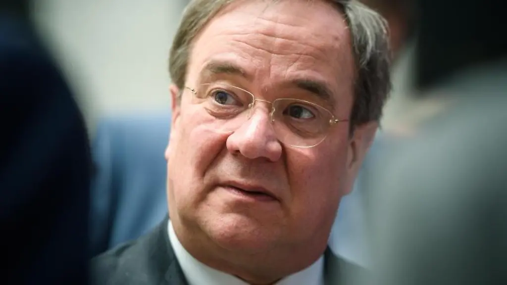 Armin-Laschet-CDU-Ministerpraesident-von-Nordrhein-Westfalen-unterhaelt-sich