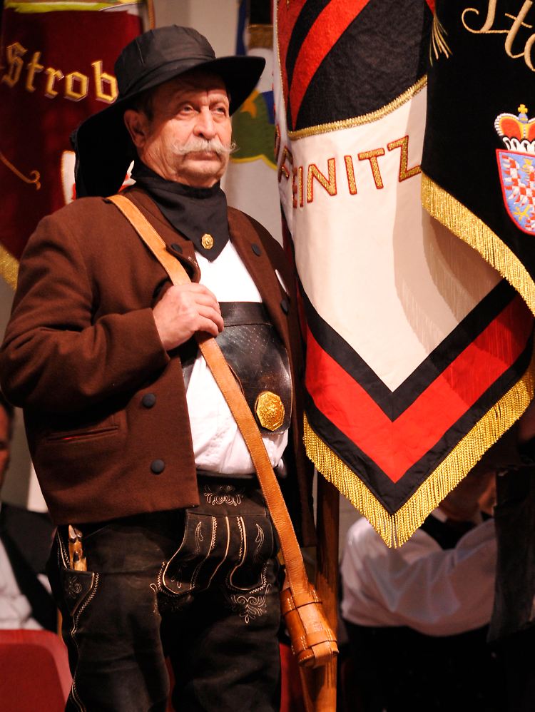 Traditionell wird der Sudetendeutsche Tag mit dem Einmarsch der Fahnenabordnungen und bunten Trachtengruppen eröffnet.