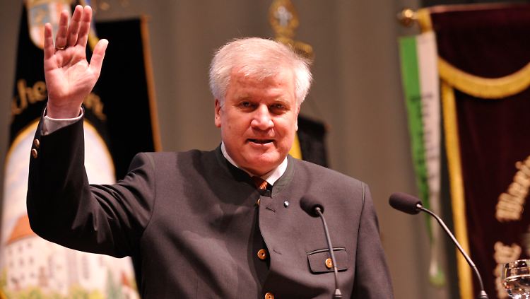 Seehofer hatte bereits vor einem Jahr auf dem 60. Sudetentag Tschechien eine "Politik der ausgestreckten Hand" angeboten und sich in Prag angekündigt.