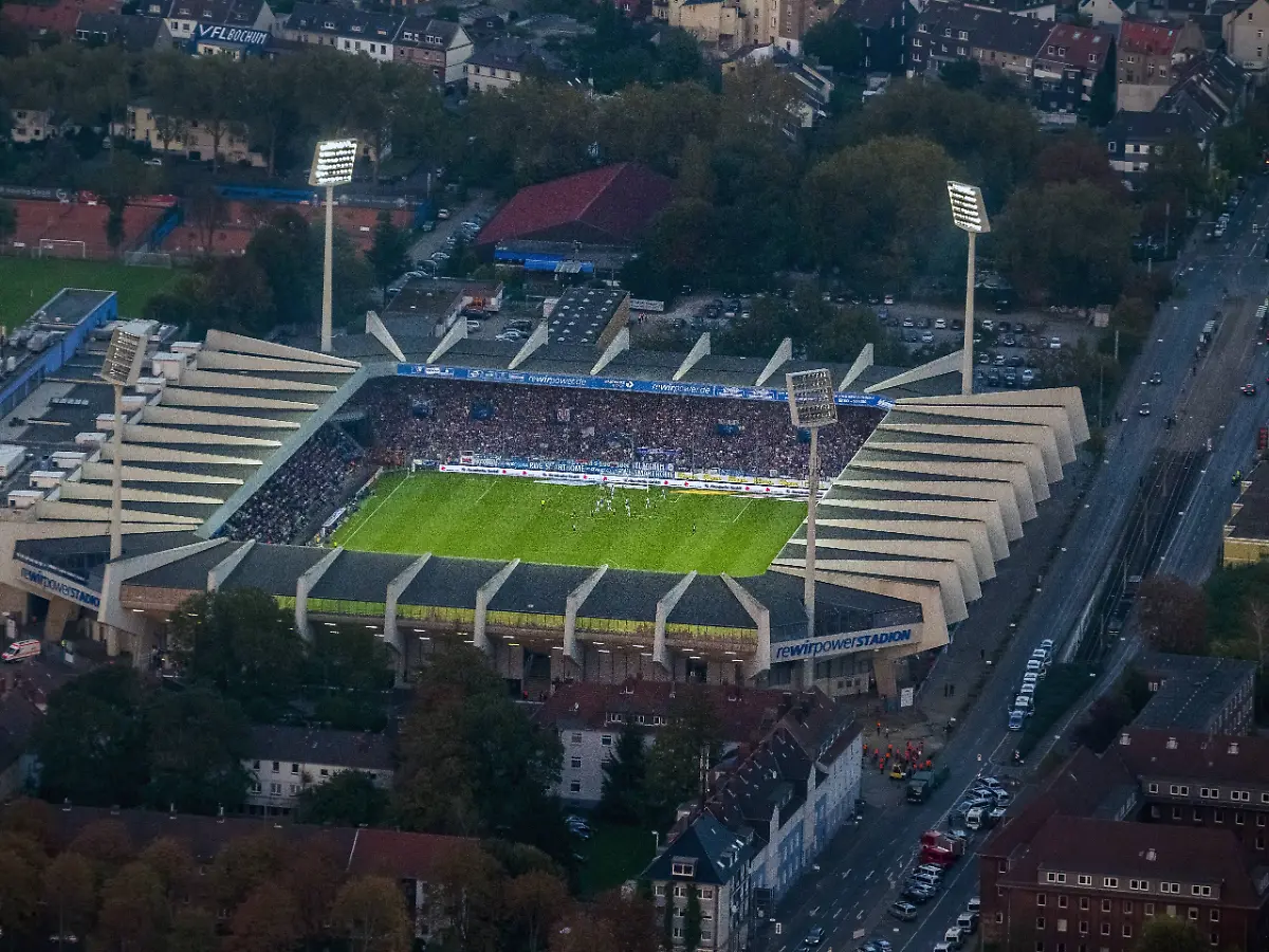 Hüpfverbot im Ruhrstadion: "Ungeübten" Stadionbesuchern droht übles Ende