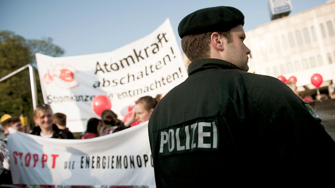 Atomkraftgegner fordern auf der Hauptversammlung das Abschalten der AKWs.