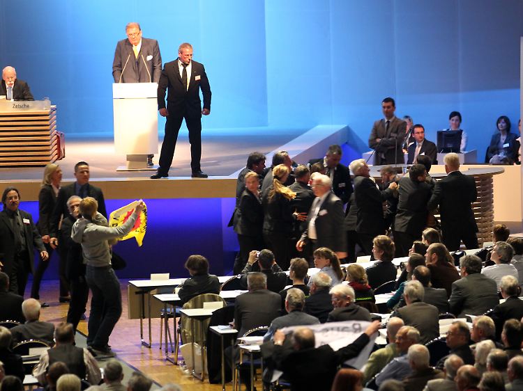 Sicherheitspersonal im Einsatz: RWE-Chef Großmann musste seine Rede wegen der anhaltenden Proteste mehrfach unterbrechen.