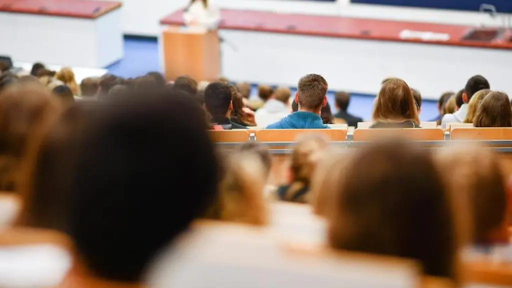 Studenten-sitzen-in-der-Universitaet-Heidelberg-bei-der-Begruessung-der-Erstsemster-Studenten-in-einem-Hoersaal