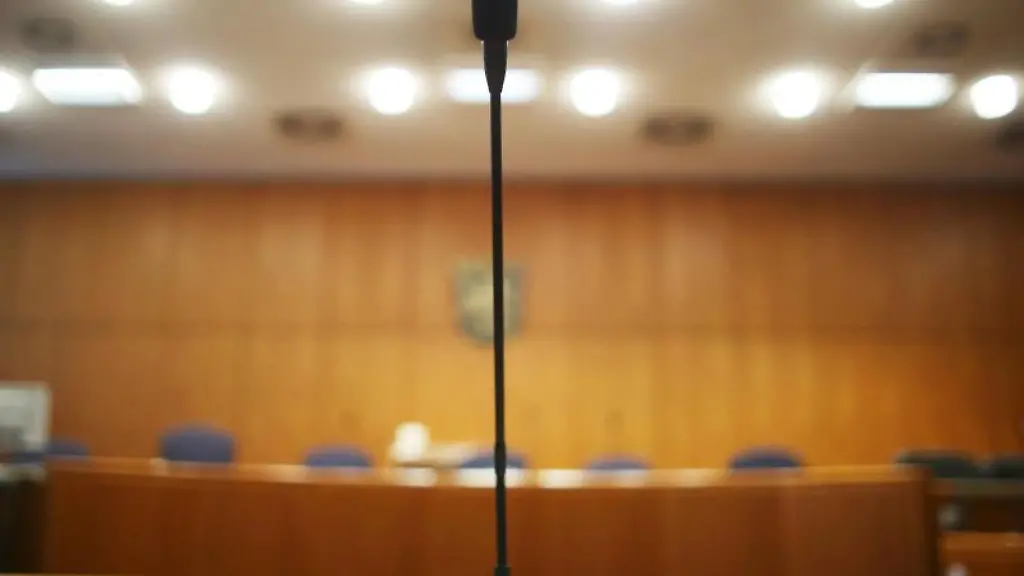 Am-Zeugentisch-steht-in-einem-Verhandlungssaal-im-Landgericht-Frankfurt-am-Main-ein-Mikrofon