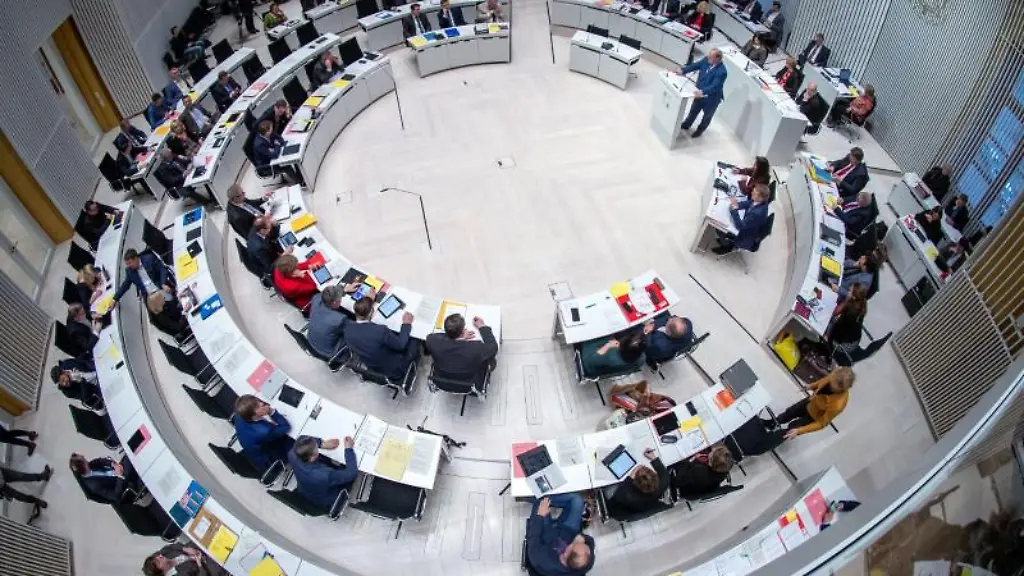 Die-Abgeordneten-sitzen-im-Plenarsaal-im-Landtag-von-Mecklenburg-Vorpommern