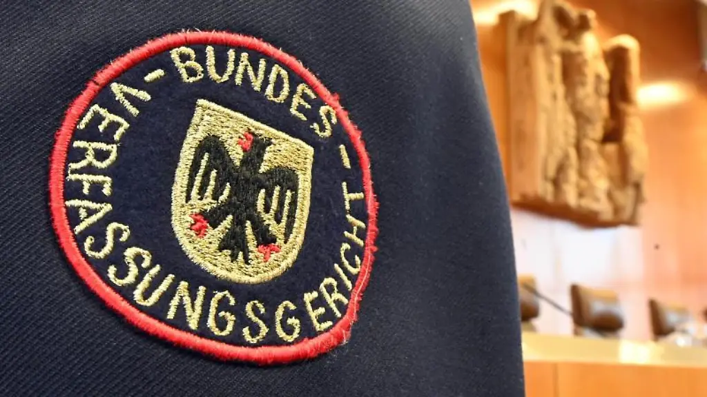 Die-Uniform-eines-Amtsmeisters-im-Bundesverfassungsgericht