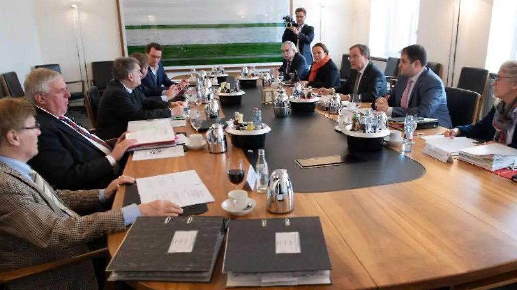 Das-nordrhein-westfaelische-Kabinett-tagt-in-der-Staatskanzlei