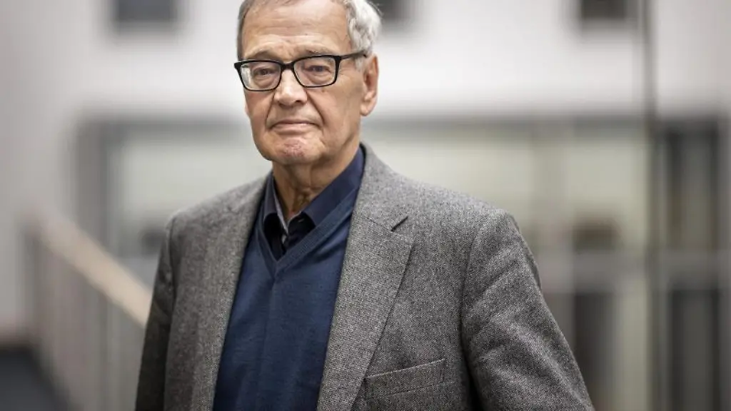 Hans-Herbert-von-Arnim-bei-seiner-Buchvorstellung-Der-Griff-in-die-Kasse